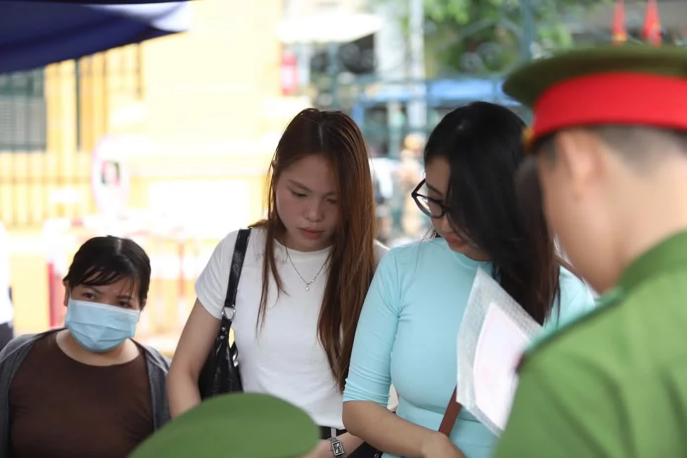 Làm thủ tục vào phòng xử án.
