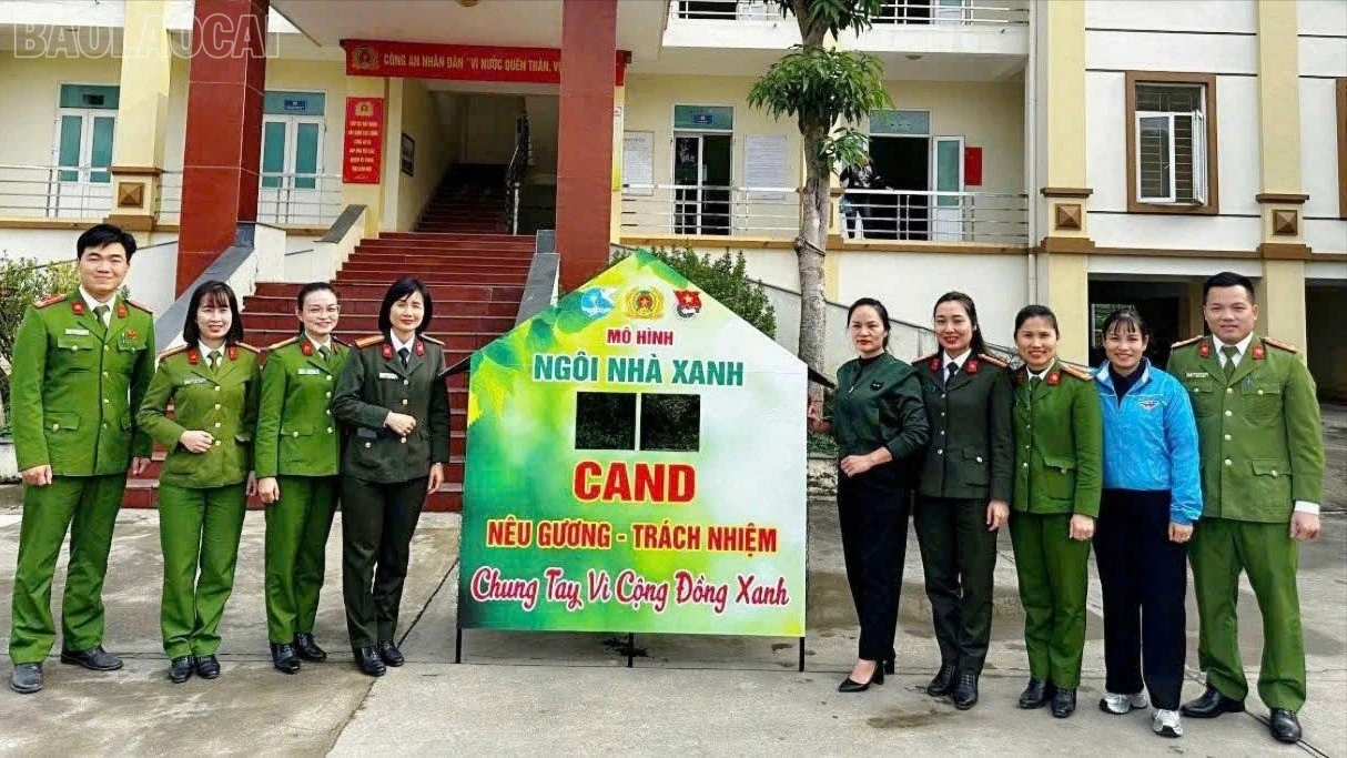 Đại diện Chi hội Phụ nữ, Chi đoàn Công an phường Yên Bái trong buổi ra mắt mô hình.