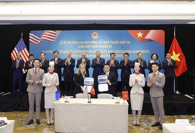 Tổng Bí thư Tô Lâm chứng kiến lễ ký Hợp đồng mua 40 máy bay Boeing 787-9 Dreamliner kèm quyền mua bổ sung 20 máy bay giữa Hãng Hàng không Sun Phú Quốc Airways và Tập đoàn Boeing.