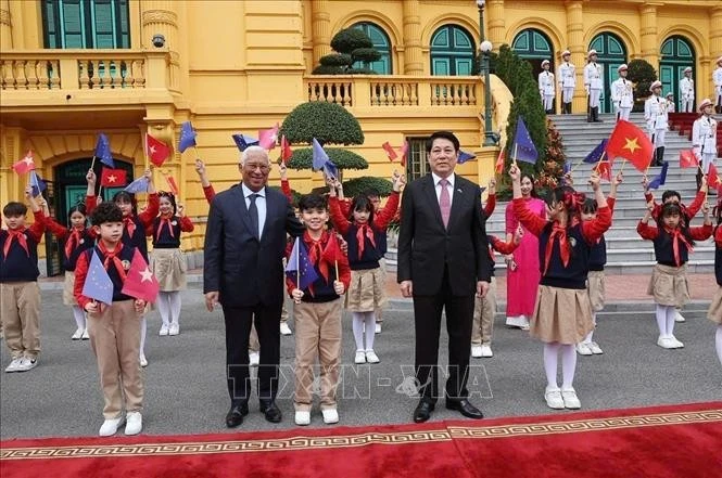 Chủ tịch nước Lương Cường và Chủ tịch Hội đồng châu Âu António Costa với thiếu nhi Thủ đô Hà Nội.