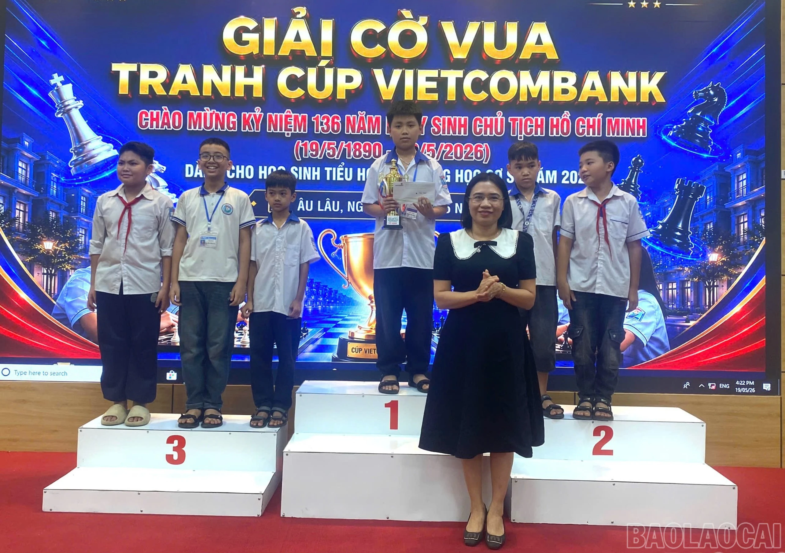 baolaocai-br_br-dong-chi-do-thi-lan-phuong-pho-bi-thu-thuong-truc-dang-uy-phuong-trao-giai-nhat-cho-em-pham-anh-khoa-lop-5b-truong-tieu-hoc-gioi-phien.jpg
