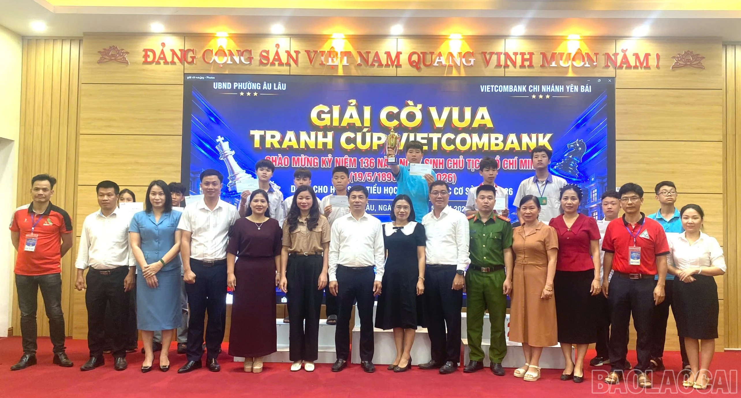 baolaocai-br_br-ban-to-chuc-trao-giai-cho-cac-em-hoc-sinh-bac-thcs.jpg