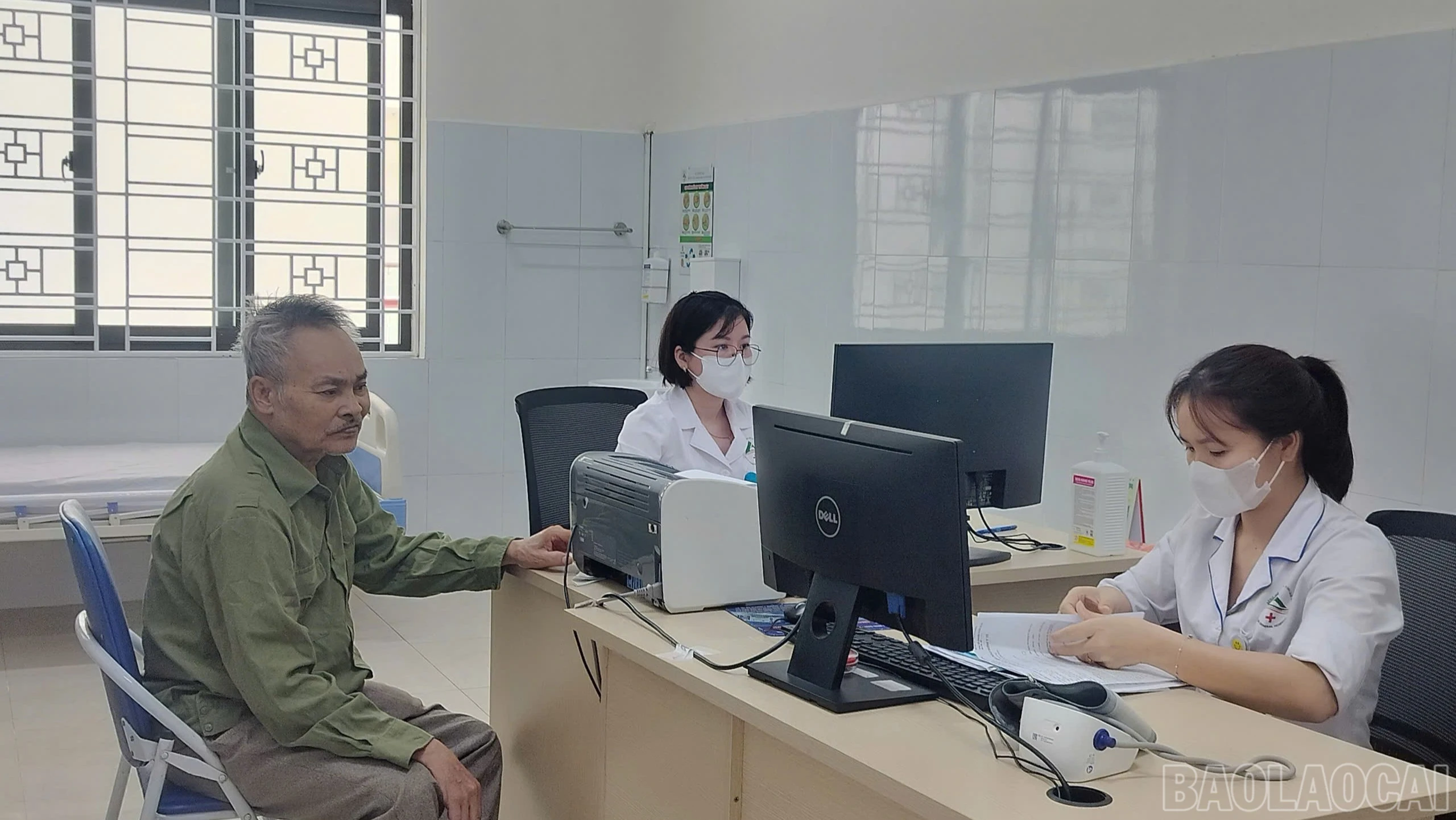 Người cao tuổi chủ động thăm khám sức khỏe.