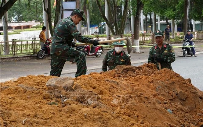 Lực lượng chức năng tiến hành đào rãnh thăm dò dọc đường Trường Chinh (Quảng Ngãi).