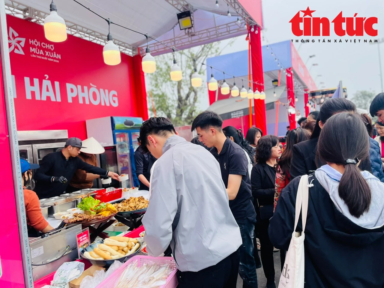 Khá đông người dân xếp hàng chờ mua.