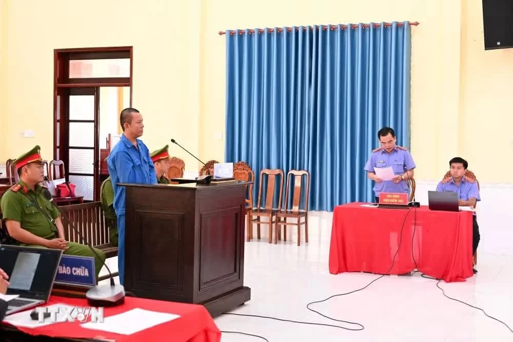 Đại diện Viện Kiểm sát nhân dân tỉnh Tây Ninh công bố bản cáo trạng truy tố bị cáo Nguyễn Cao Bằng. (Ảnh: Bùi Giang/TTXVN)