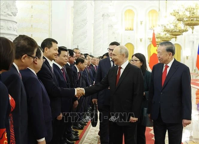 Tổng Bí thư, Chủ tịch nước Tô Lâm và Tổng thống Liên bang Nga Vladimir Putin với đại biểu Việt Nam. Ảnh: Thống Nhất/TTXVN