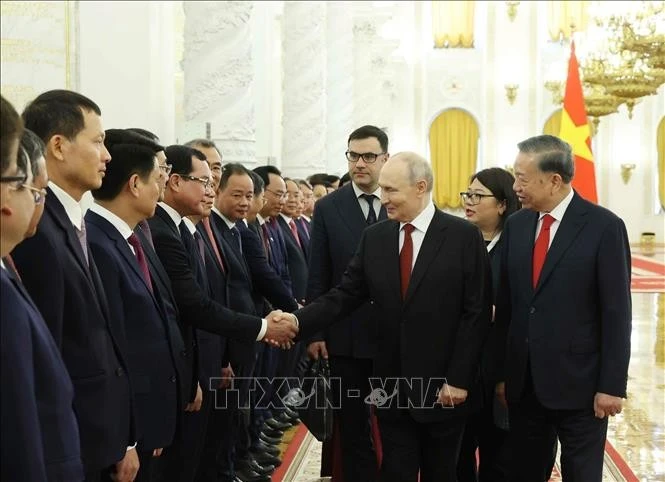 Tổng Bí thư, Chủ tịch nước Tô Lâm và Tổng thống Liên bang Nga Vladimir Putin với đại biểu Việt Nam. Ảnh: Thống Nhất/TTXVN