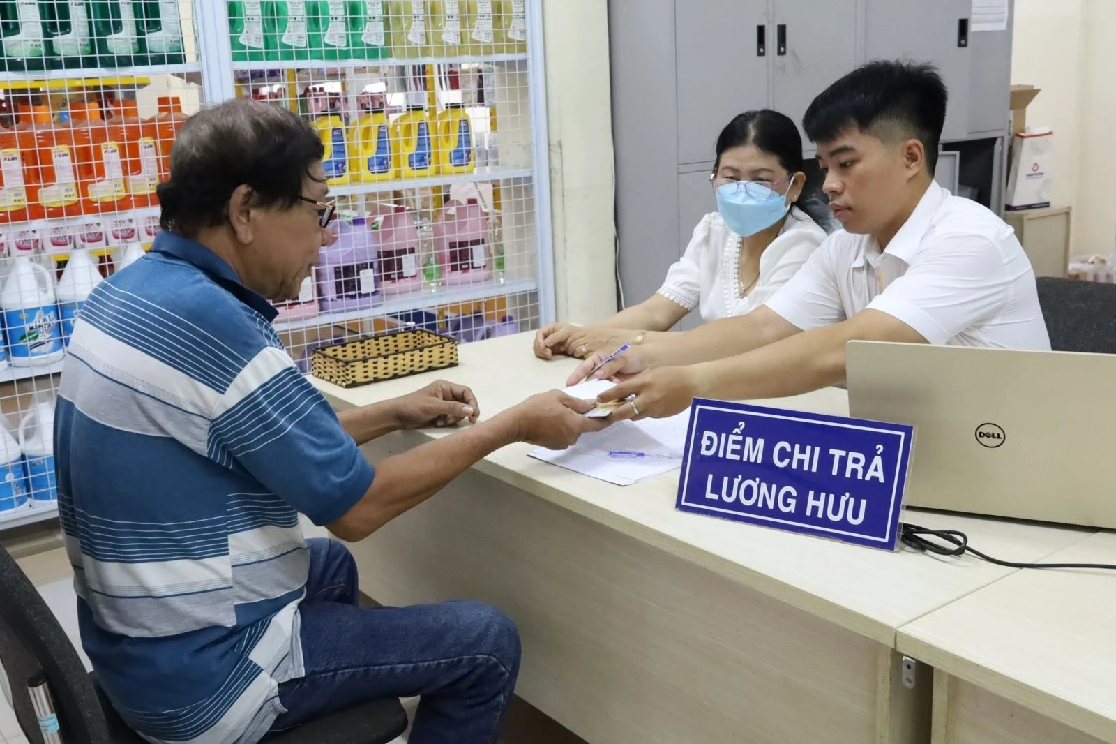 Chi trả lương hưu, trợ cấp cho người hưởng.
