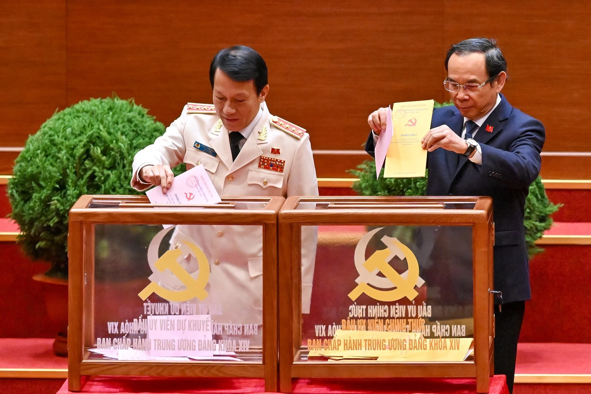 Các đại biểu bỏ phiếu bầu Ban Chấp hành Trung ương khóa XIV.