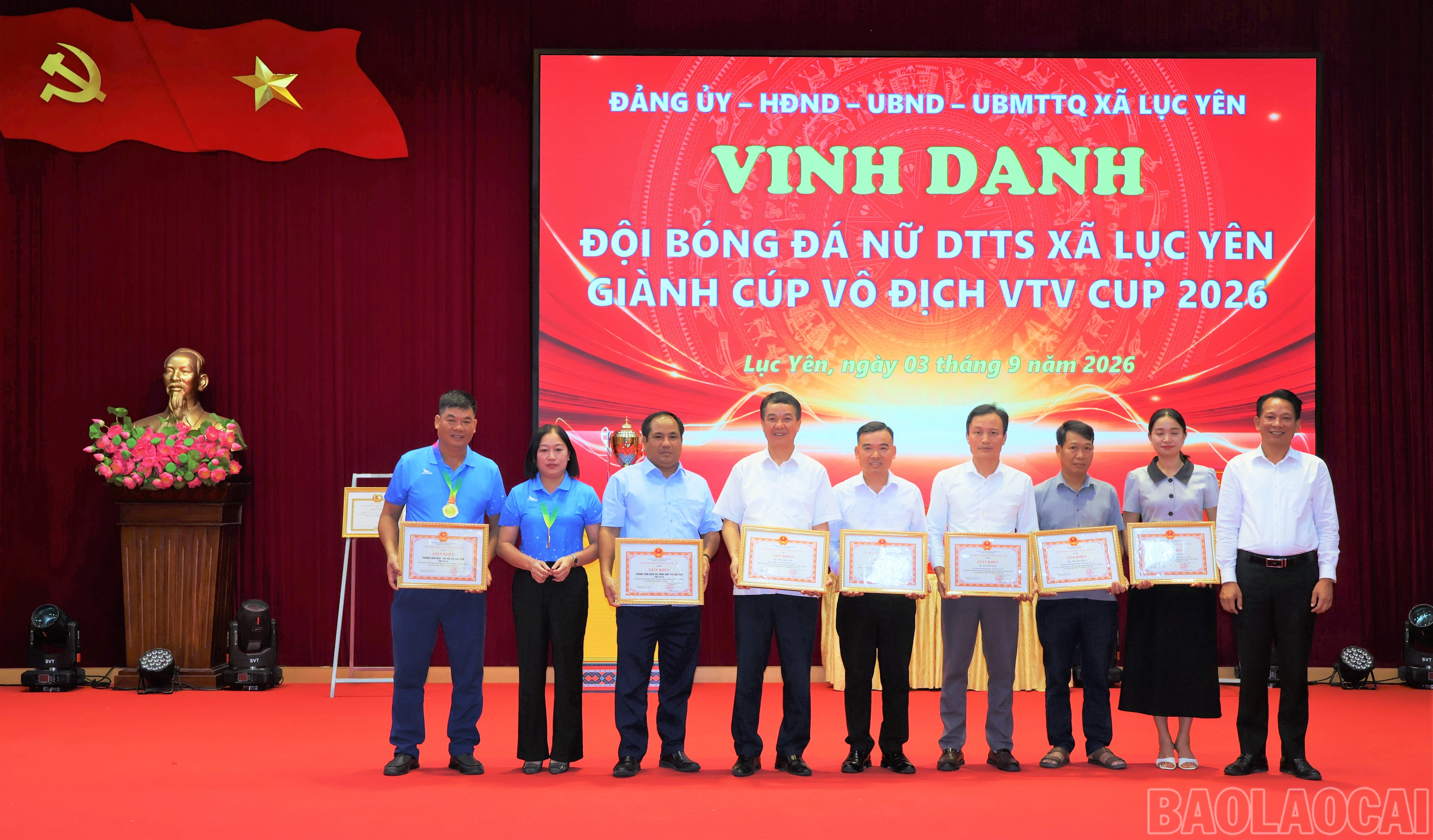 UBND xã khen thưởng các tập thể có thành tích xuất sắc.