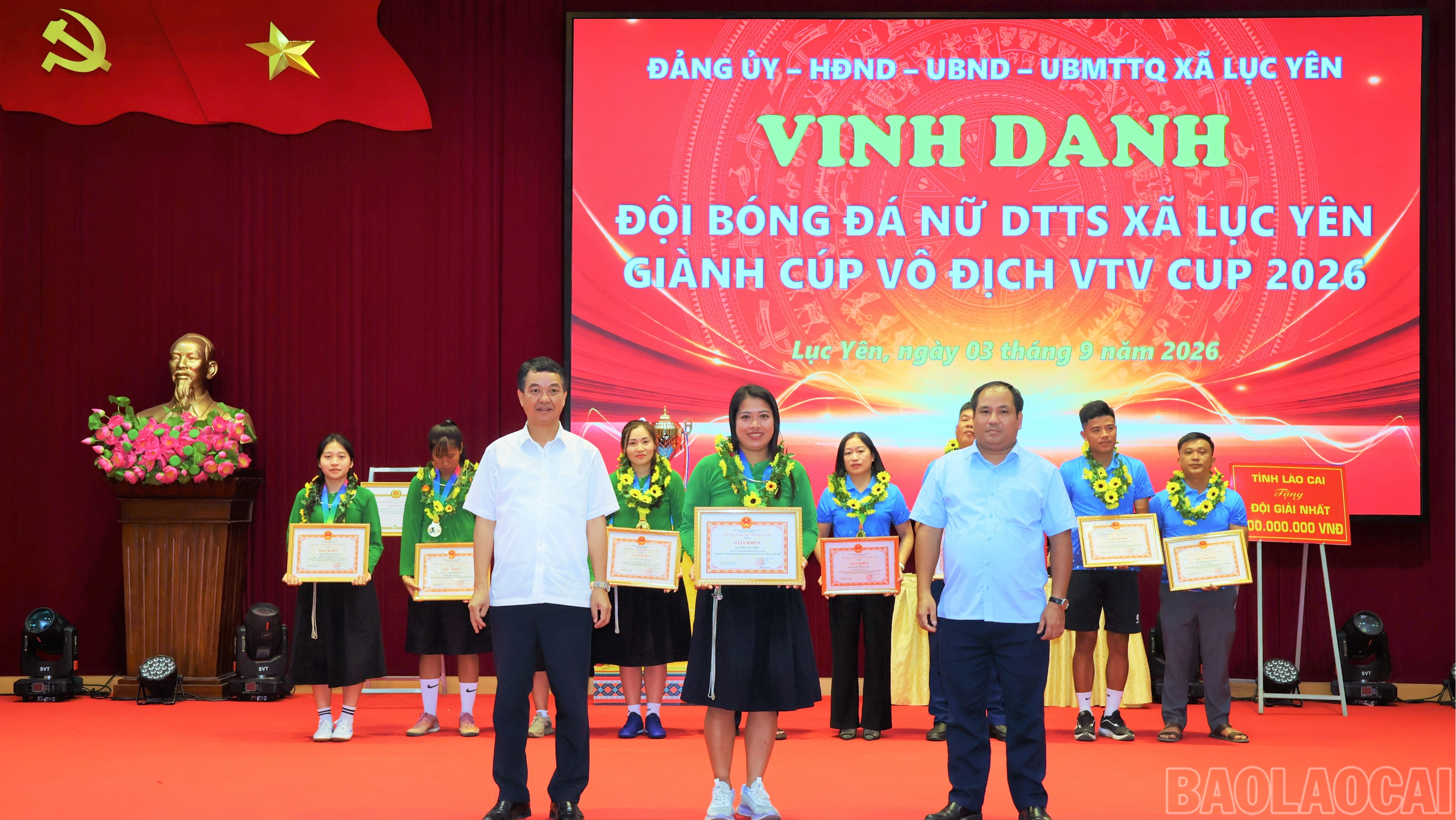 baolaocai-br_cac-dong-chi-lanh-dao-xa-khen-thuong-cac-cau-thu-doi-bong-da-nu-xa-luc-yen-8636.jpg