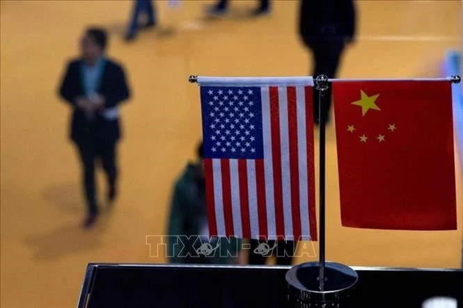 Quốc kỳ Mỹ (trái) và quốc kỳ Trung Quốc. Ảnh minh họa: AFP/TTXVN (Không được phép sử dụng, chia sẻ bởi bên thứ ba)