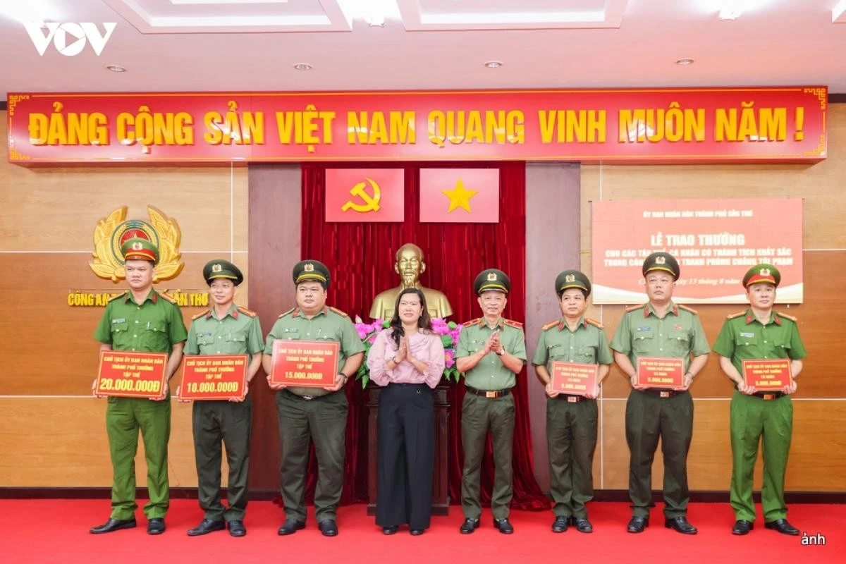 Lãnh đạo thành phố Cần Thơ tặng thưởng bằng tiền từ Quỹ phòng, chống tội phạm thành phố cho các tập thể, cá nhân có thành tích xuất sắc.