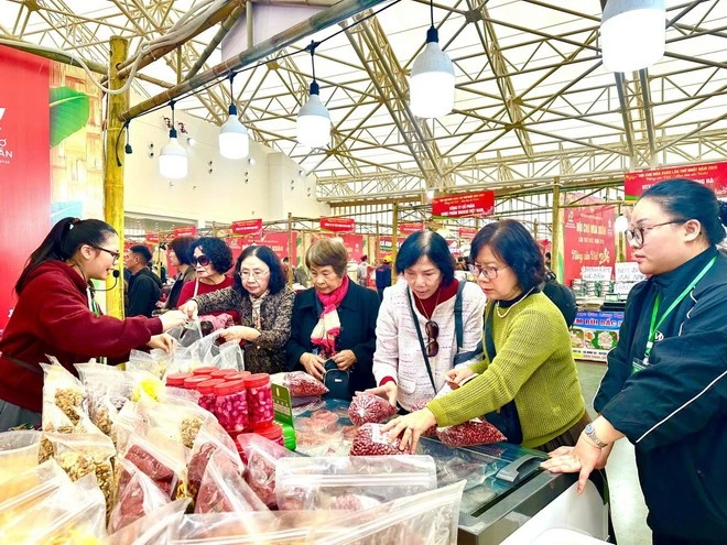 Người dân mua sắm tại Hội chợ mùa Xuân năm 2026.