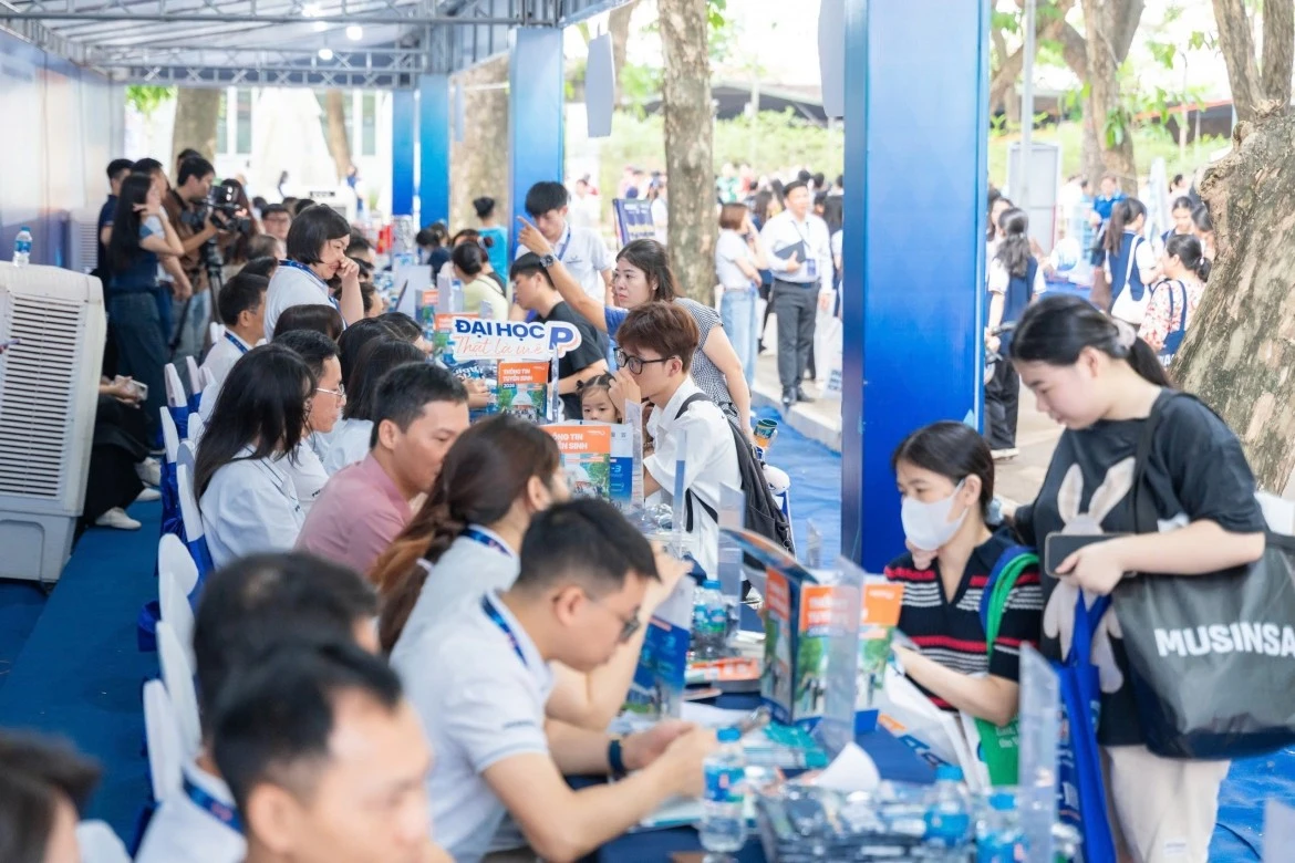 Thí sinh và phụ huynh tham gia tư vấn tuyển sinh, tìm hiểu thông tin.