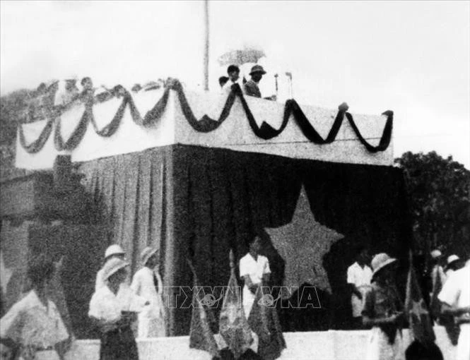 Sáng 2/9/1945, tại Quảng trường Ba Đình lịch sử, Chủ tịch Hồ Chí Minh đọc Tuyên ngôn Độc lập, khai sinh nước Việt Nam Dân chủ Cộng hòa, khẳng định trước quốc dân đồng bào và toàn thế giới: “Nước Việt Nam có quyền hưởng tự do và độc lập, và sự thực đã thành một nước tự do và độc lập. Toàn thể dân Việt Nam quyết đem tất cả tinh thần và lực lượng, tính mệnh và của cải để giữ vững quyền tự do và độc lập ấy”. Ảnh: TTXVN