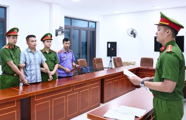 Nguyễn Hà Duy (áo sọc xanh trắng).