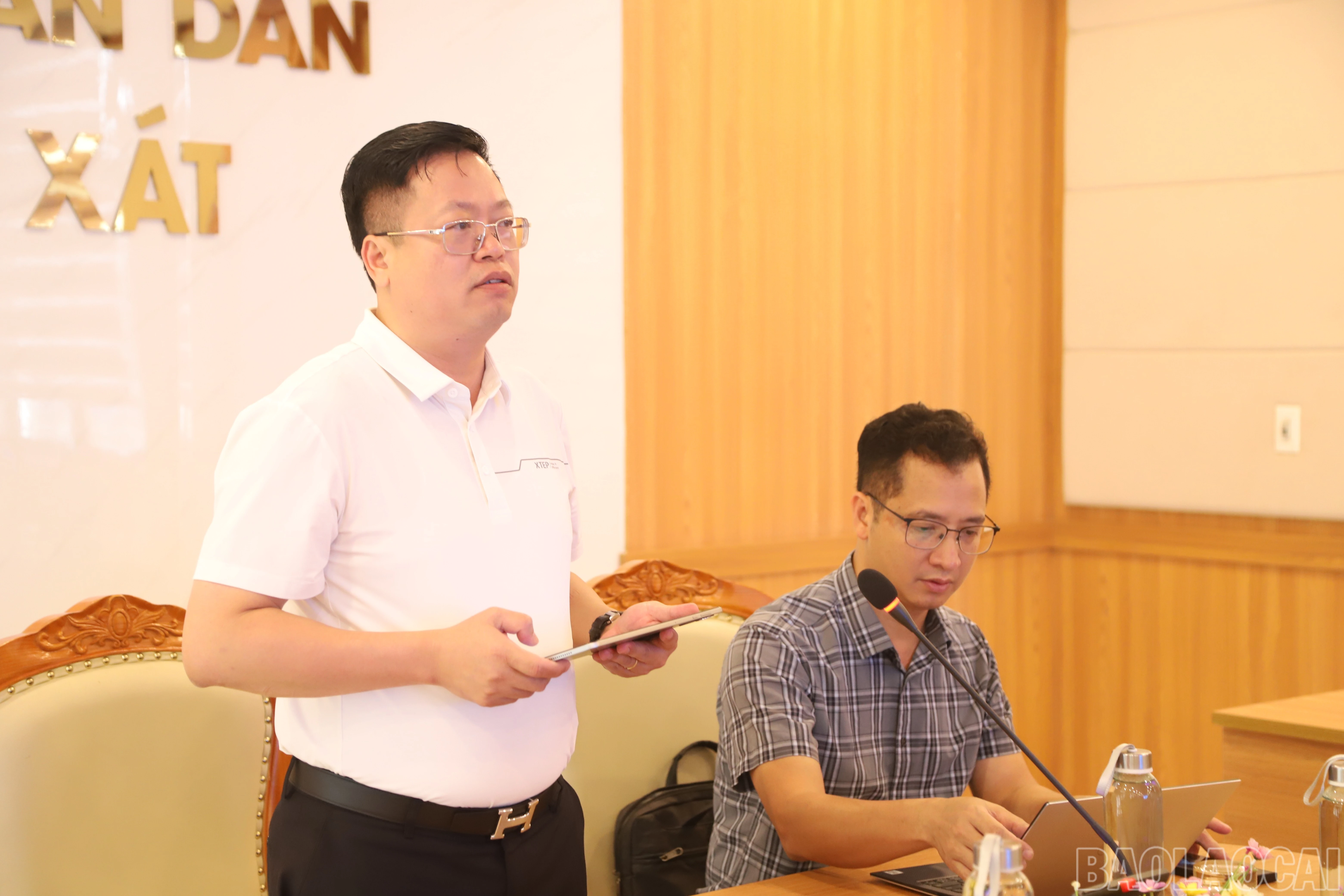 Chủ tịch UBND xã Bát Xát Nguyễn Mạnh Hùng phát biểu tại buổi đối thoại.