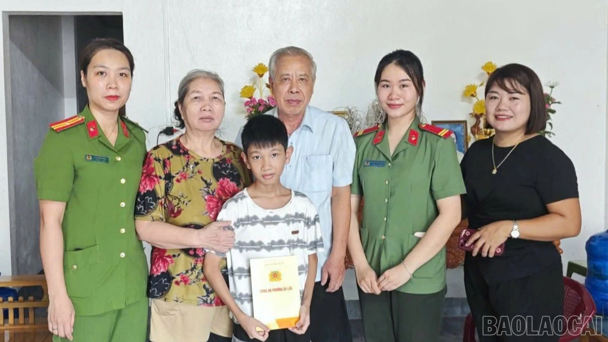 Đại diện Chi hội Phụ nữ Công an phường Âu Lâu thăm hỏi, trao quà hỗ trợ cho học sinh có hoàn cảnh khó khăn trước thềm năm học mới.