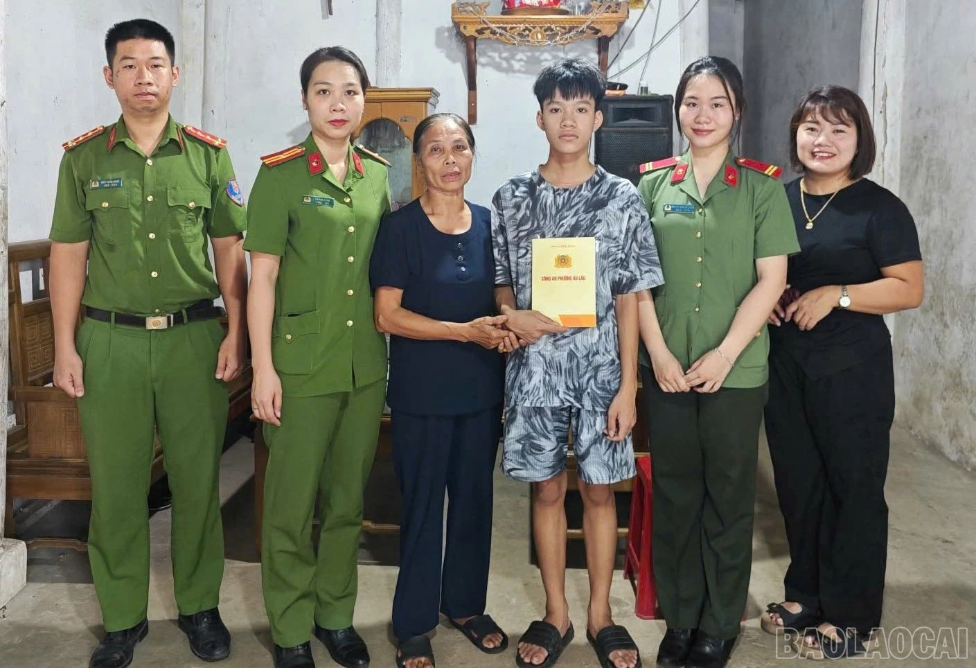 baolaocai-br_chi-hoi-phu-nu-cong-an-phuong-trao-qua-cho-hoc-sinh-hoan-canh-gia-dinh-kho-khan-mac-benh-hiem-ngheo-anh-3-thanh-nghi-2924.jpg