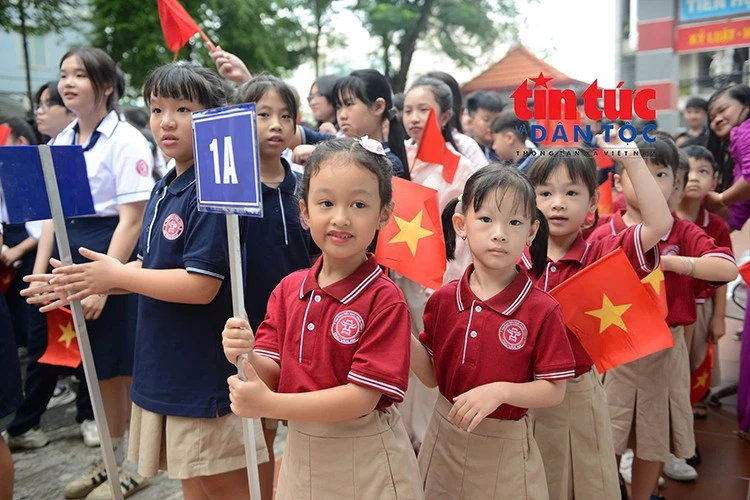 Những học sinh nhỏ tuổi rạng rỡ xếp hàng tham dự lễ khai giảng năm học mới.