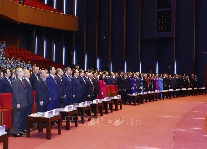 Các đại biểu thực hiện nghi thức chào cờ.