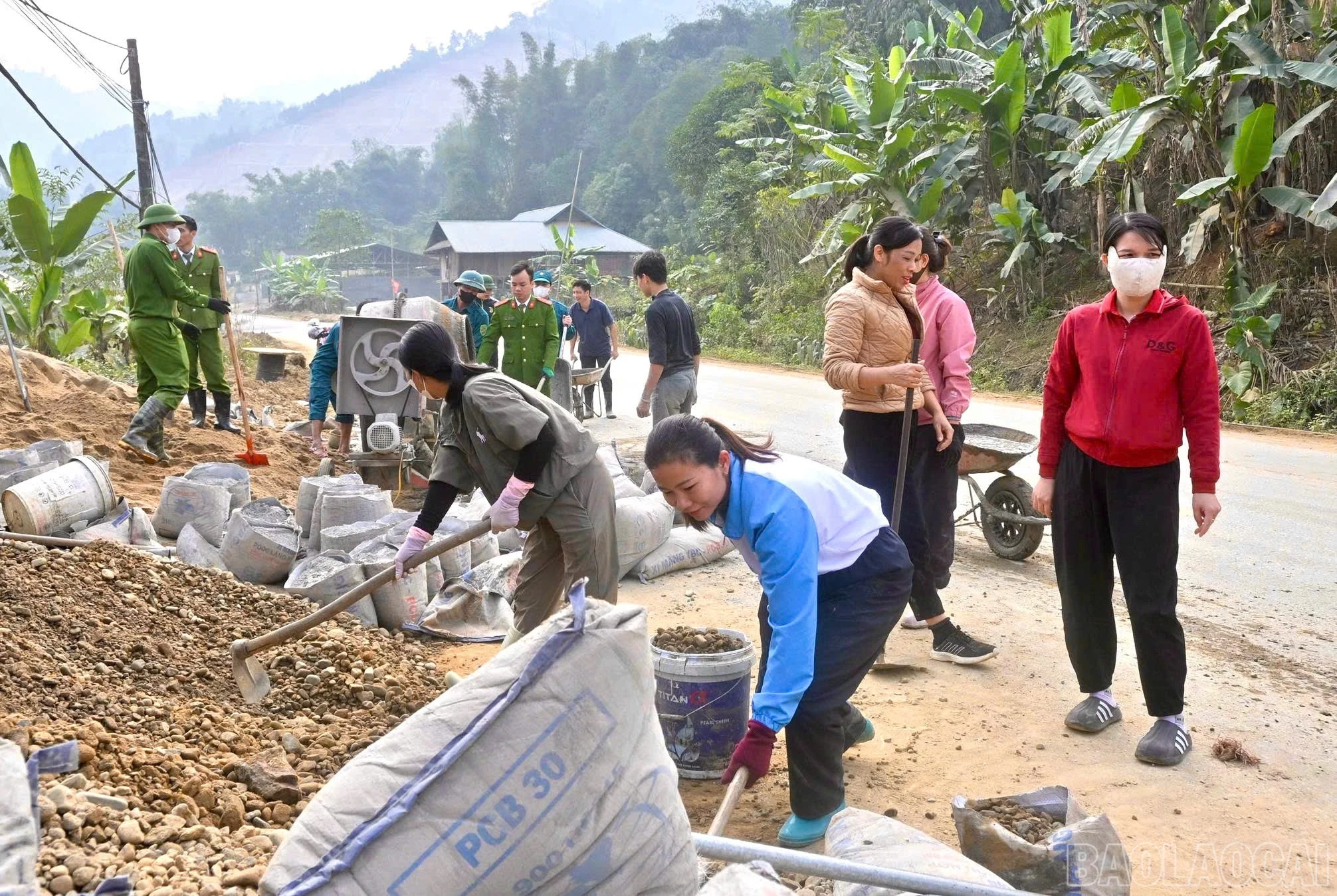 baolaocai-br_ra-quan-giup-mot-so-ho-dan-thon-khuan-do-tong-phay-do-nen-gam-nha-san-4.jpg
