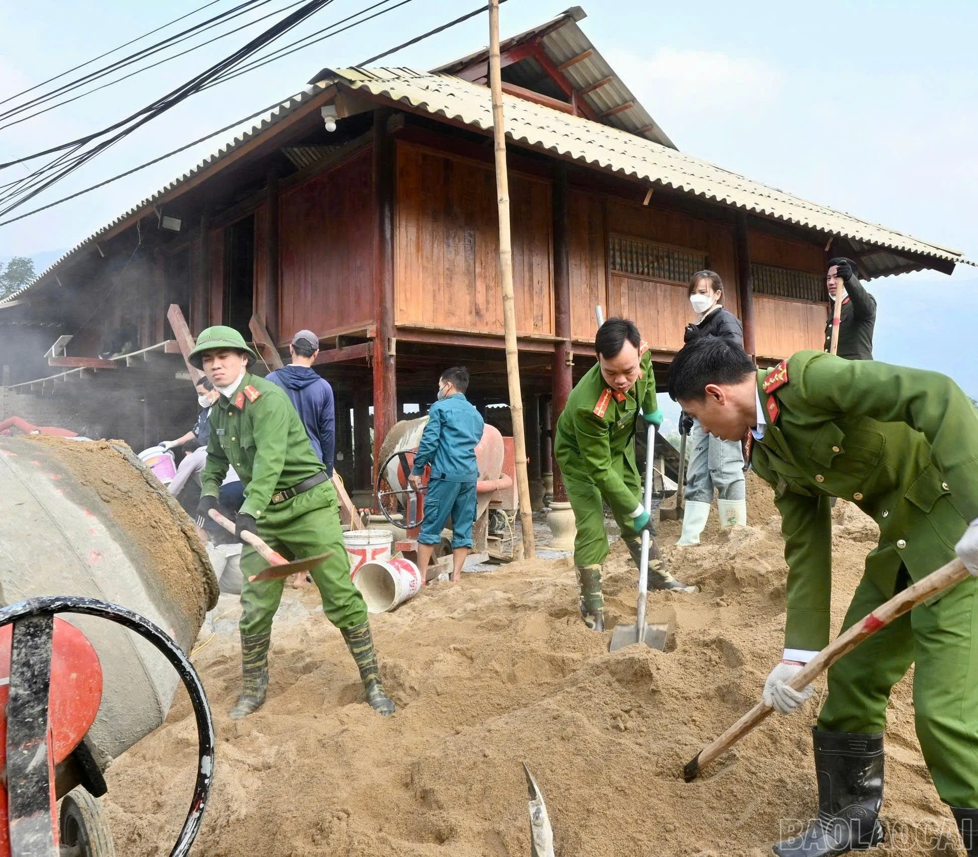 baolaocai-br_ra-quan-giup-mot-so-ho-dan-thon-khuan-do-tong-phay-do-nen-gam-nha-san-5.jpg