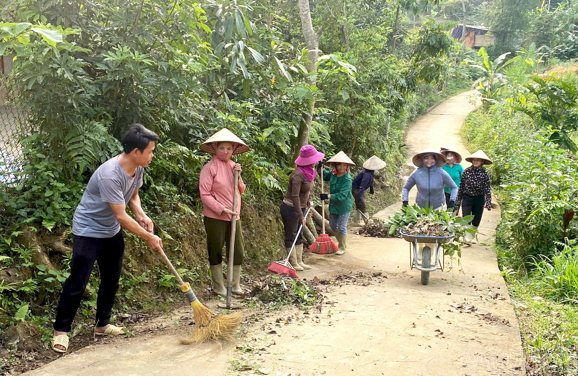 baolaocai-br_ba-con-nhan-dan-tren-dia-ban-tich-cuc-don-dep-ve-sinh-moi-truong.jpg