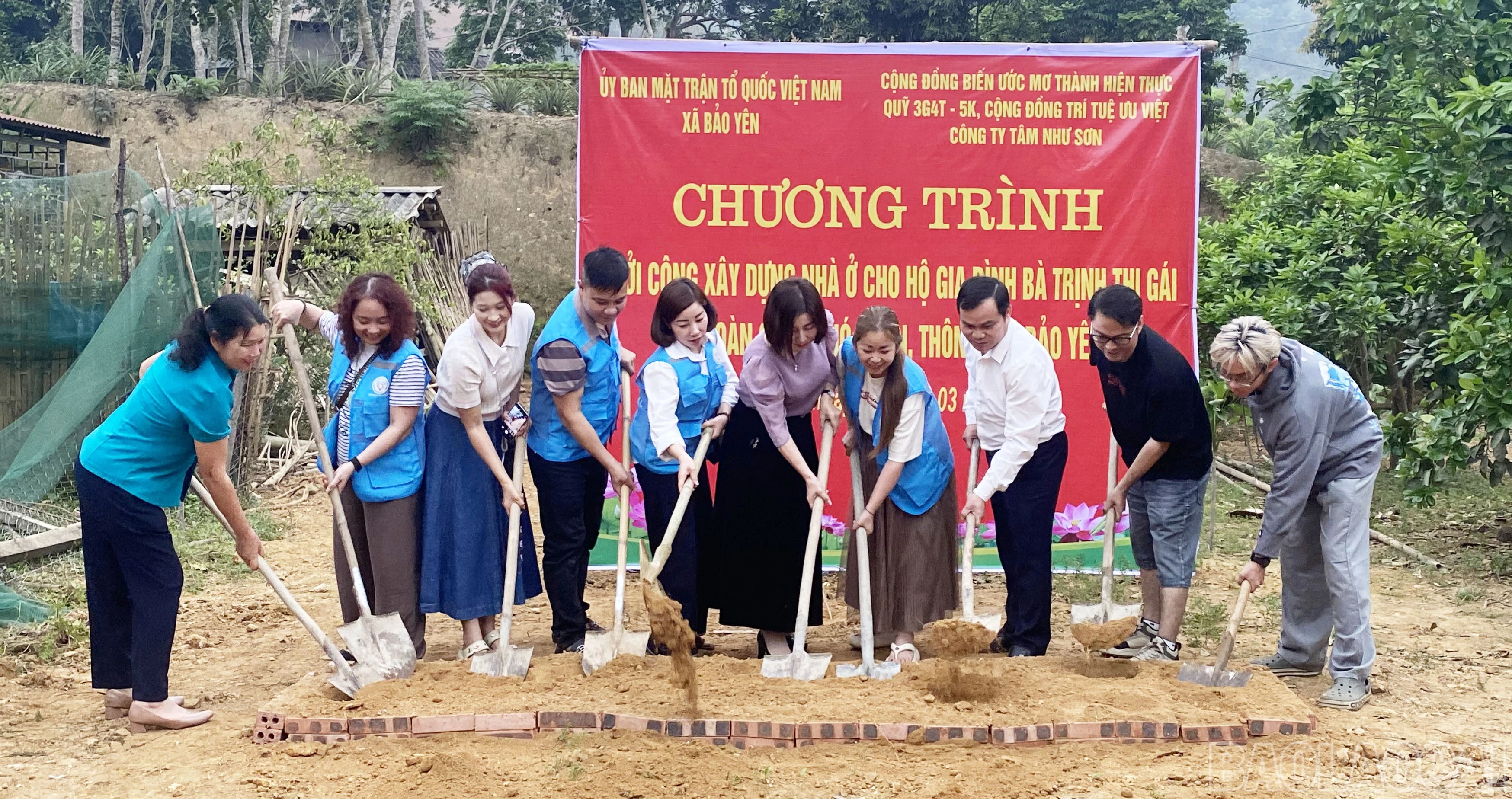 baolaocai-br_khoi-cong-nha-nf-trinh-thi-gai-thon-1.jpg