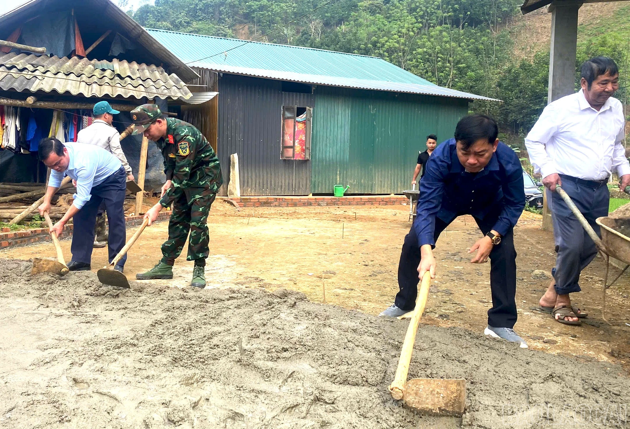 baolaocai-br_luc-luong-tham-gia-do-be-tong-san-nha-ong-luc-van-tuan-thon-ma-i.jpg