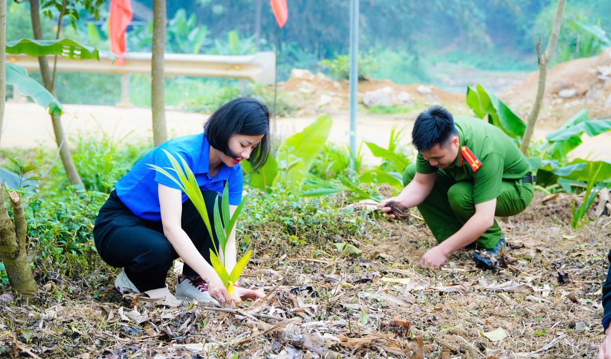 baolaocai-br_xay-dung-hang-cay-thanh-nien.jpg