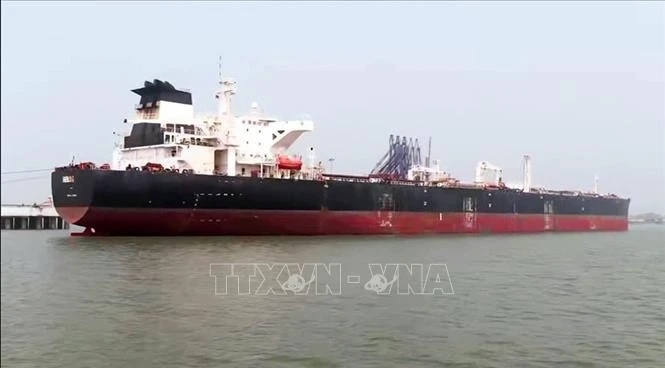 Tàu chở dầu Shenlong mang cờ hiệu Liberia cập cảng Mumbai ở Ấn Độ, sau khi khởi hành từ cảng Ras Tanura của Saudi Arabia và đi qua eo biển Hormuz, ngày 12/3/2026.