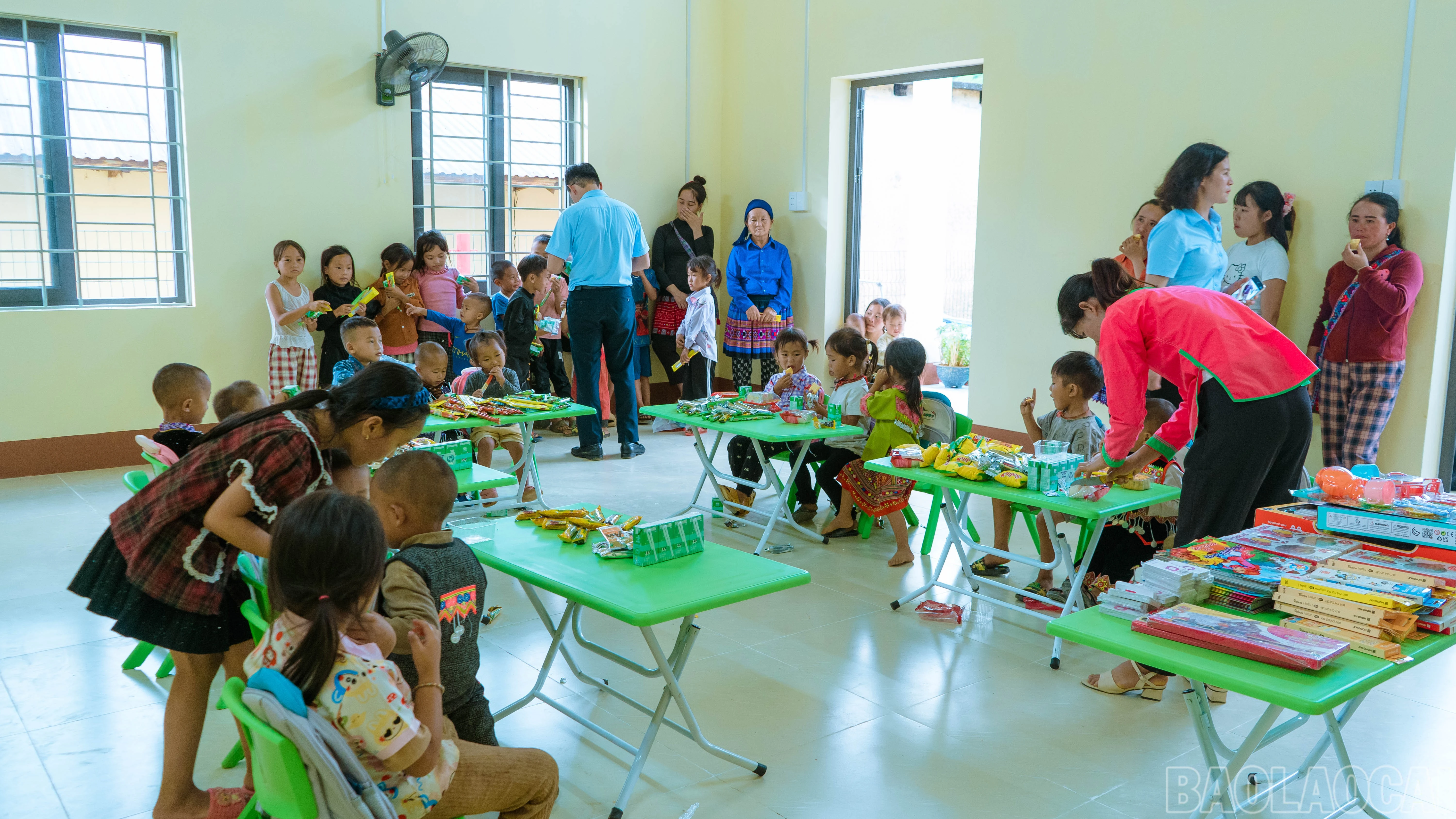 Tổ chức Trung thu sớm cho các em học sinh tại điểm trường.