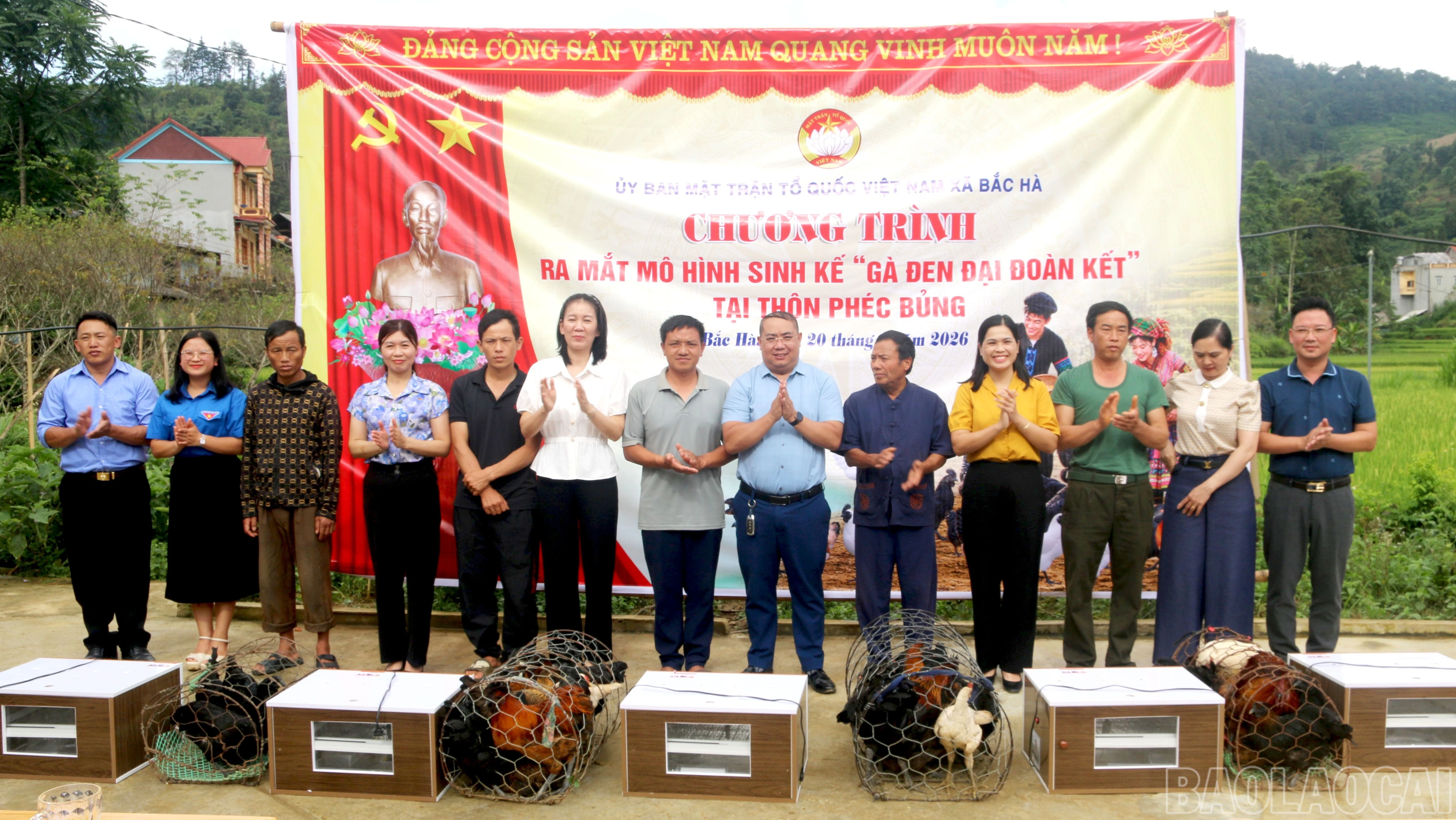 baolaocai-br_cac-dong-chi-lanh-dao-troa-ho-tro-sinh-ke-cho-cac-ho-gia-dinh-4540-4648.jpg