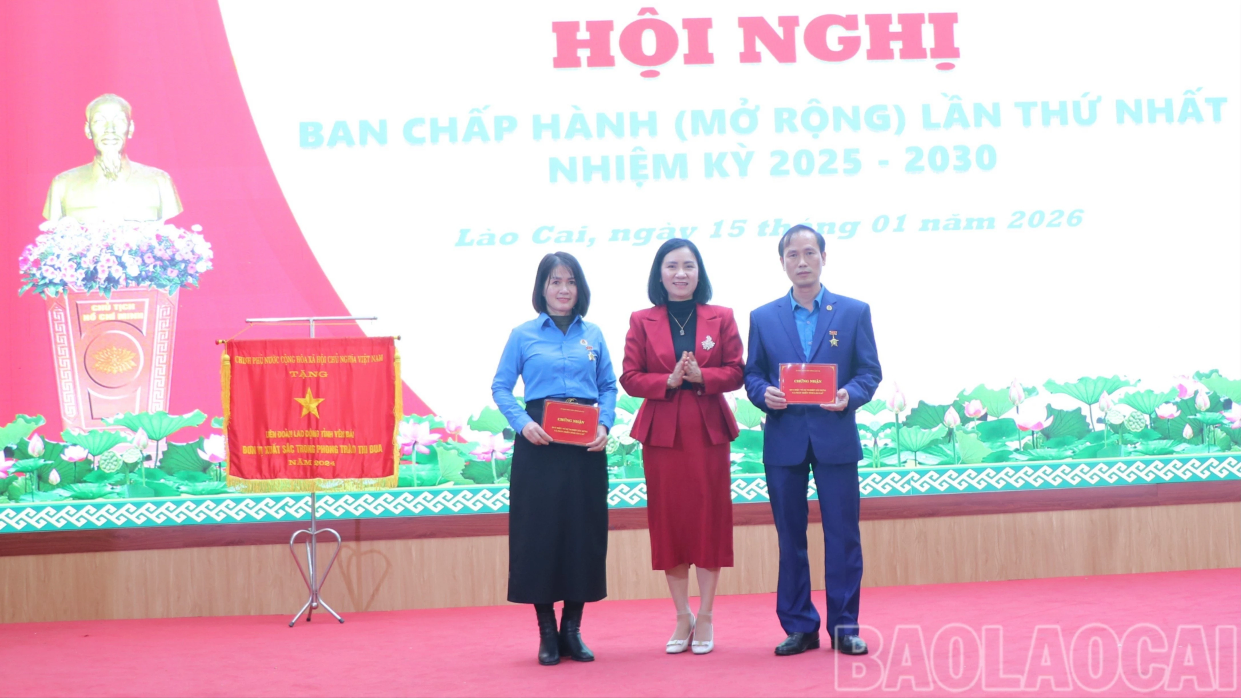 1-lanh-dao-dang-uy-tang-ky-niem-chuong-sang-tao-5837.jpg