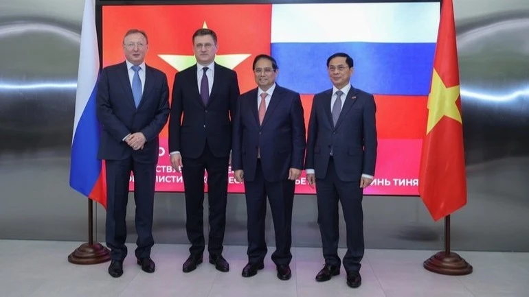 Thủ tướng Phạm Minh Chính, Phó Thủ tướng Nga Alexander Novak (ở giữa), Phó Thủ tướng Chính phủ Bùi Thanh Sơn và lãnh đạo Zarubezhneft.