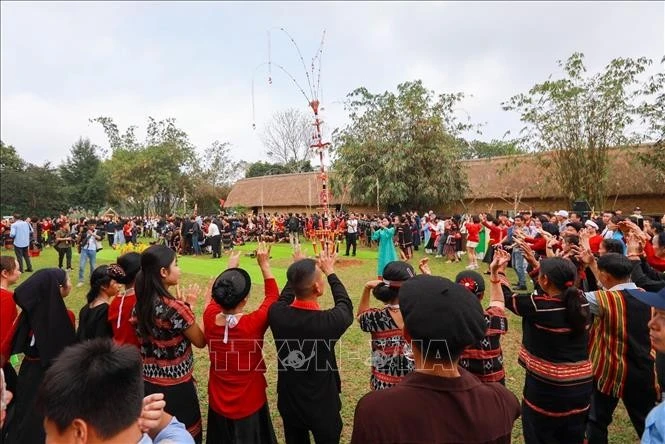 Chương trình “Sắc Xuân trên mọi miền Tổ quốc” với sự tham gia của đông đảo đồng bào tại Làng Văn hóa - Du lịch các dân tộc Việt Nam (Hà Nội) ngày 28/2/2026. Ảnh minh họa: Khánh Hoà/TTXVN