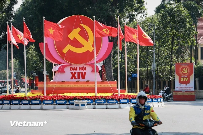 Biểu tượng búa liềm, cờ Đảng, cờ Tổ quốc được bố trí trang trọng tại nút giao Điện Biên Phủ - Độc Lập - Chu Văn An, chào mừng Đại hội đại biểu toàn quốc lần thứ XIV của Đảng.