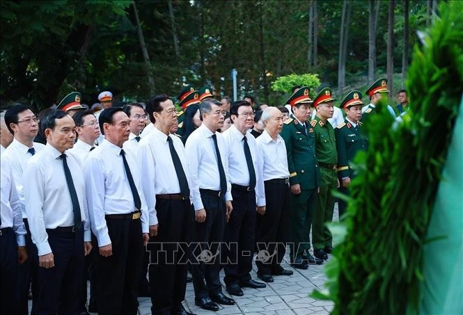 Thủ tướng Chính phủ Lê Minh Hưng dâng hoa, dâng hương tại Tượng đài Cố Tổng Bí thư Trần Phú và Bia tưởng niệm các Anh hùng liệt sĩ tại Công viên Lê Thị Riêng. Ảnh: Dương Giang/TTXVN