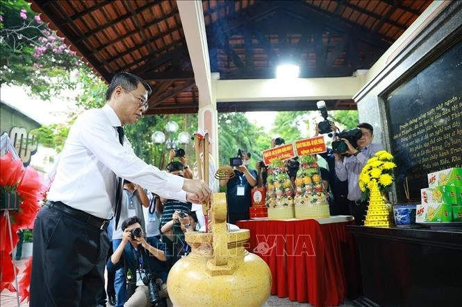 Thủ tướng Lê Minh Hưng dâng hoa, dâng hương tại Bia tưởng niệm các Anh hùng liệt sĩ tại Công viên Lê Thị Riêng. Ảnh: Dương Giang/TTXVN