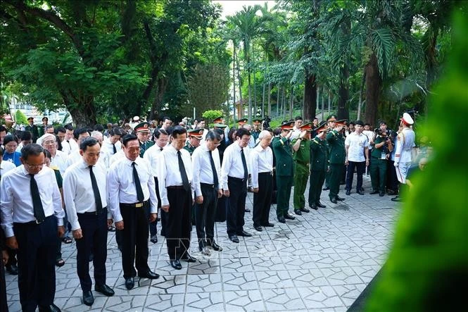 Thủ tướng Lê Minh Hưng dâng hoa, dâng hương tại tượng đài Cố Tổng Bí thư Trần Phú và Bia tưởng niệm các Anh hùng liệt sĩ tại Công viên Lê Thị Riêng. Ảnh: Dương Giang/TTXVN