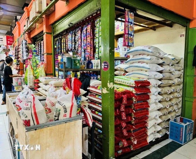 Một cửa hàng gạo tại chợ Santa ở Jakarta nhập hàng nhiều hơn ngày thường.