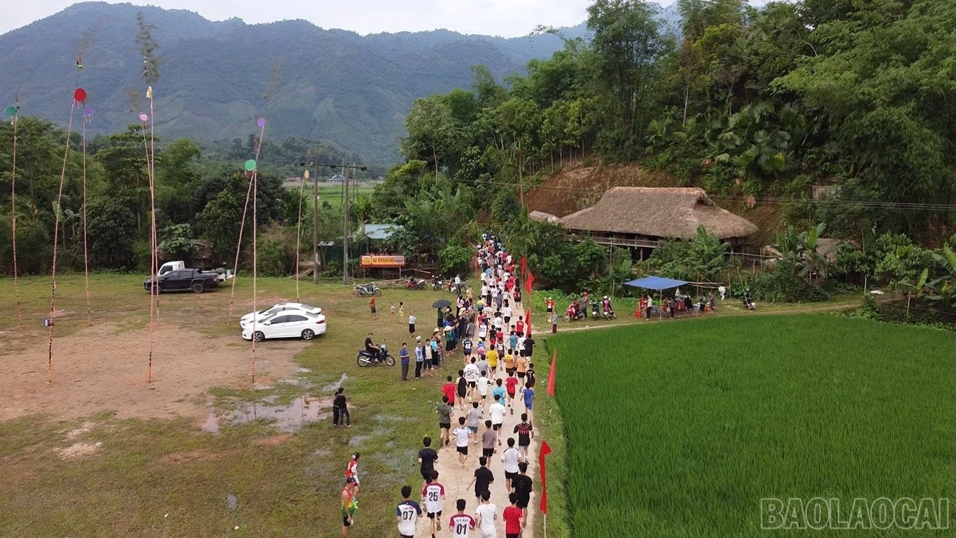 br-cac-van-dong-vien-tham-gia-duong-chay-qua-cac-ban-lang-nguoi-tay-o-nghia-do-4.jpg