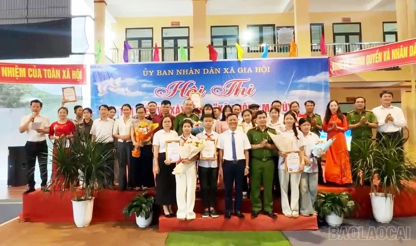 baolaocai-br_btc-trao-giai-cho-cac-doi-dat-giai.jpg