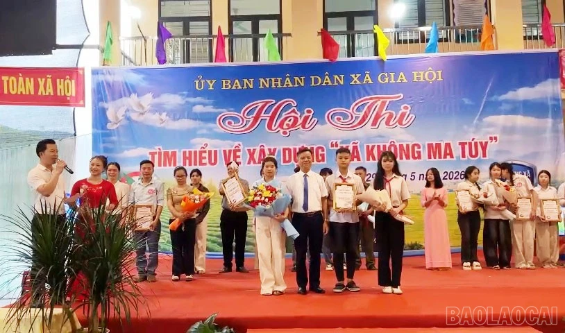 baolaocai-br_btc-trao-giai-nhat-cho-doi-thi-den-tu-truong-thcs-gia-hoi.jpg