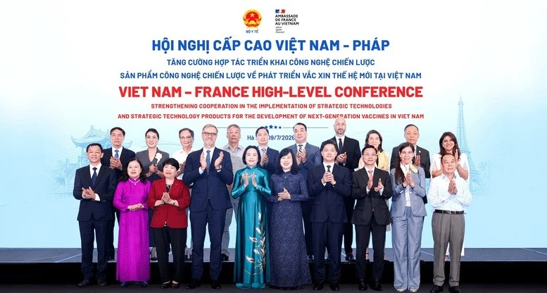 Hội nghị cấp cao với sự tham dự của lãnh đạo Đảng, Nhà nước, Chính phủ, Quốc hội; lãnh đạo các ban, bộ, ngành Trung ương; Bộ Y tế Việt Nam; Đại sứ quán Cộng hòa Pháp tại Việt Nam; đại diện Tổ chức Y tế Thế giới (WHO), Quỹ Nhi đồng Liên Hợp Quốc (UNICEF); các chuyên gia, nhà khoa học, Tập đoàn Dược phẩm Sanofi và Công ty Vaccine Việt Nam (VNVC)