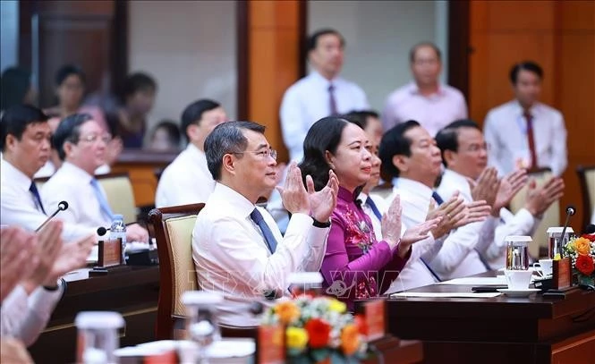 Thủ tướng Lê Minh Hưng và Phó Chủ tịch nước Võ Thị Ánh Xuân cùng các đại biểu dự Lễ phát động phong trào thi đua tăng trưởng bền vững 2 con số giai đoạn 2026 - 2030.