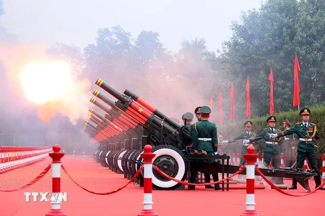 Nghi thức bắn 21 loạt đại bác chào mừng Tổng Bí thư, Chủ tịch nước Lào Thongloun Sisoulith và Phu nhân thăm cấp Nhà nước tới Việt Nam.